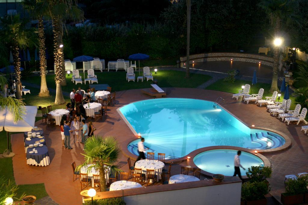 Hotel Barbarella Джульяно-ин-Кампанья Экстерьер фото